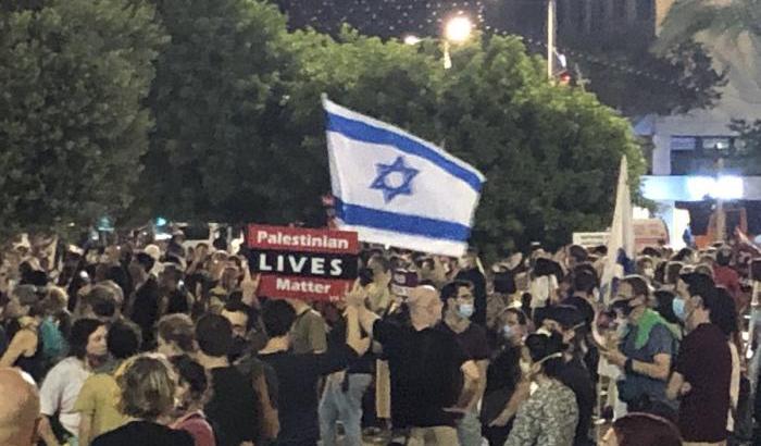 La bella piazza di Tel Aviv, dice no all'annessione e acclama Sanders