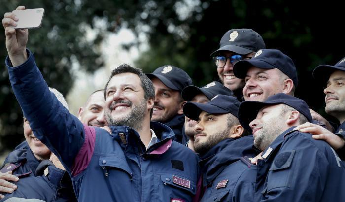 Salvini con i poliziotti