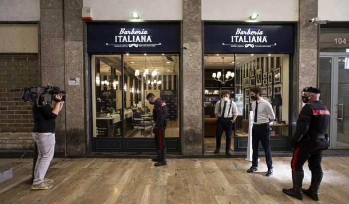 Rissa a Milano con accoltellamento