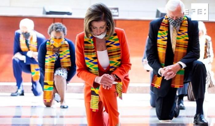 Nancy Pelosi si inginocchia per George Floyd