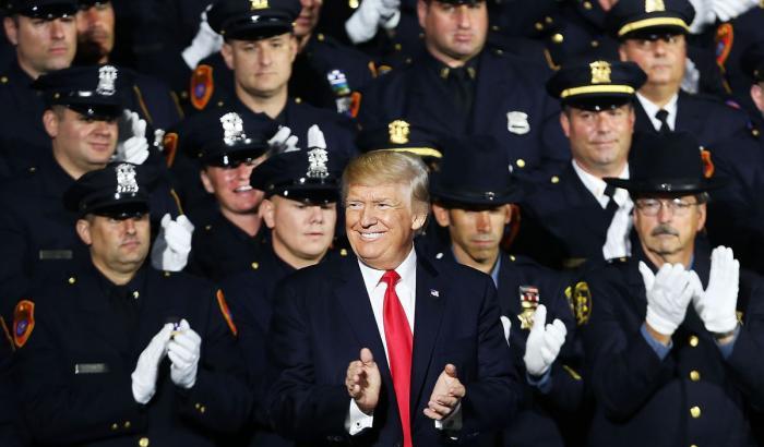 Trump non molla la linea 'Legge e Ordine': "Togliere fondi alla polizia è una pazzia della sinistra radicale"
