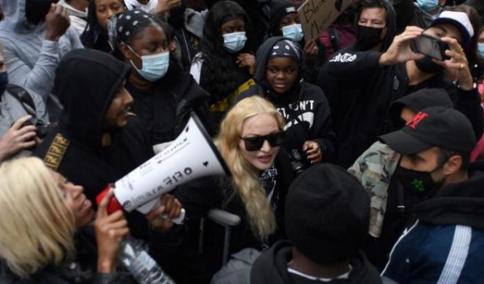 Madonna (in stampelle) sfila a Londra per George Floyd: "Un onore essere qui"