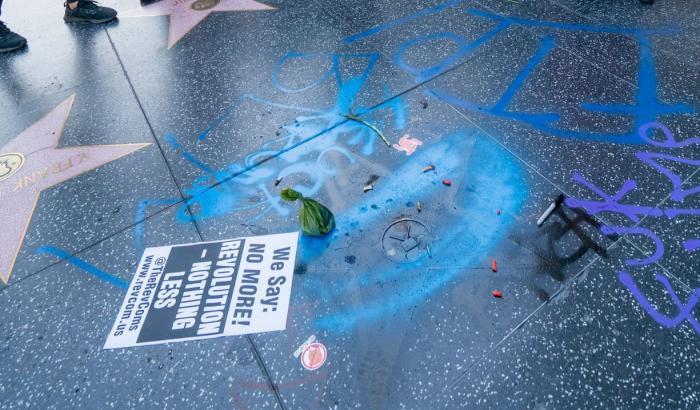 La stella di Trump a Hollywood vandalizzata dai manifestanti; è la terza volta in 4 anni