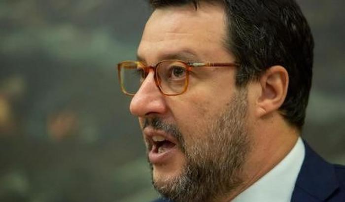 Salvini aizza i suoi fan contro il Governo, nei commenti spuntano le minacce: "Andrebbero fucilati"