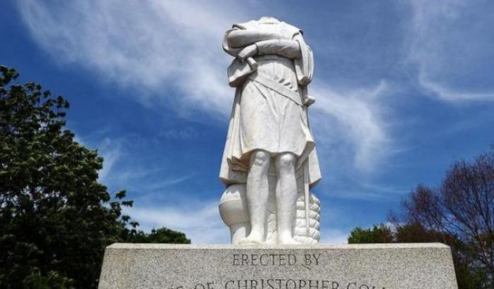 Abbattere le statue di Cristoforo Colombo è giusto o è fondamentalismo? Il dibattito infuria