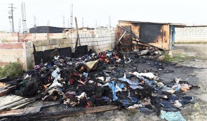 Un altro incendio al ghetto di Foggia, un migrante è morto carbonizzato