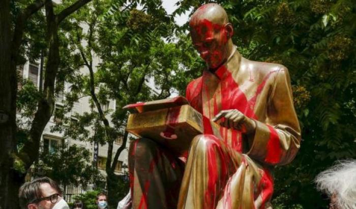 La Rete Studenti Milano rivendica il raid contro la statua di Montanelli e diffonde il video
