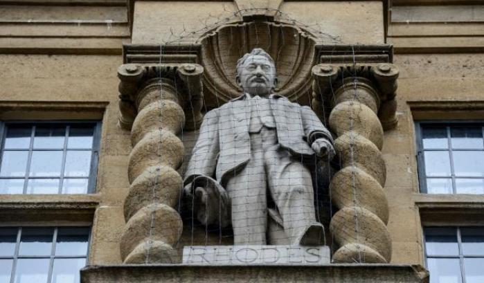 Razzismo, anche Oxford si convince: via la statua di Cecil Rhodes dalla facciata dell'Oriel College