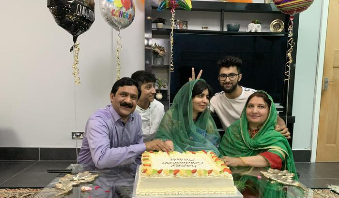 Malala festeggia la laurea con la famiglia