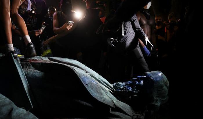 Trump furioso per la statua di un generale razzista abbattuta a Washington: "Arrestateli tutti"