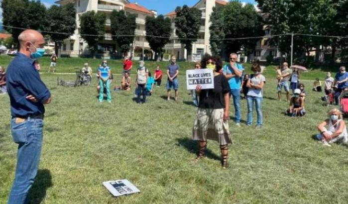 Il vescovo di Pinerolo in ginocchio contro il razzismo: flash mob in memoria di George Floyd