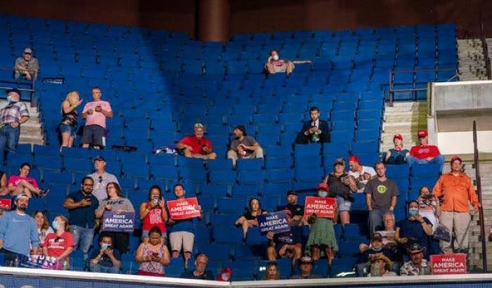 Irresponsabili: Trump ha fatto togliere gli adesivi sul distanziamento sociale al comizio di Tulsa