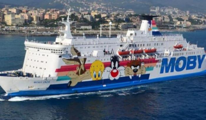 Il viceministro M5s scambia la nave per la quarantena dei migranti per un'imbarcazione turistica