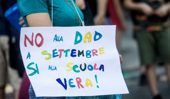 Studenti, presidi, docenti, genitori, personale della scuola oggi in piazza contro Azzolina