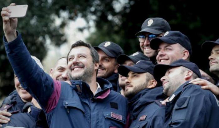 Salvini con i poliziotti