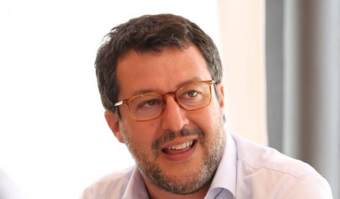 Salvini perde la testa: "I centri sociali che mi contestano sono al soldo della camorra"