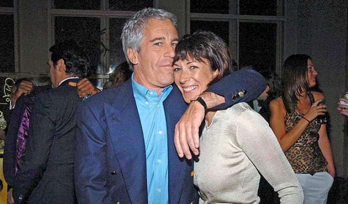 Arrestata la compagna del defunto Epstein: Secondo l'Fbi era lei a procurare le ragazze