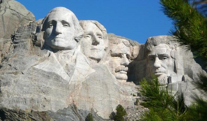 La provocazione di Trump tra le proteste Sioux: nessun distanziamento sociale sul monte Rushmore