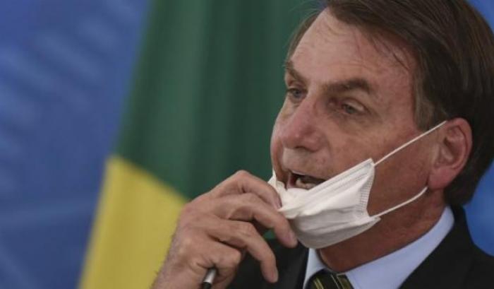 Bolsonaro negazionista e sessista: "Basta fare le femminucce, tanto moriremo tutti"