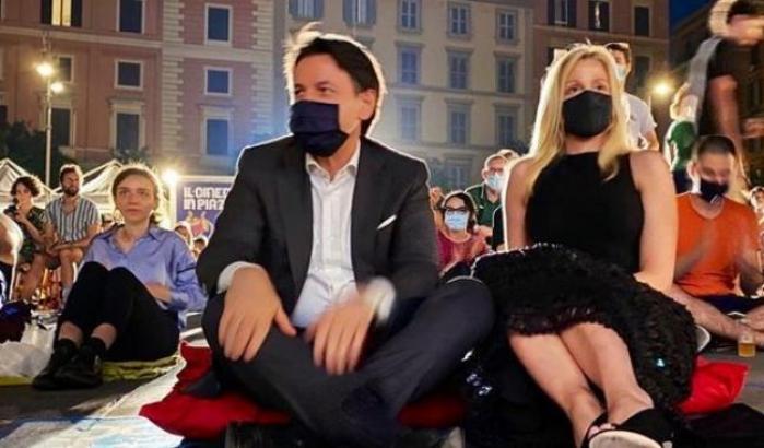 Inizia il Cinema in piazza a San Cosimato e tra il pubblico c'è anche Giuseppe Conte