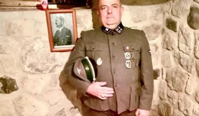Un consigliere comunale di Fratelli d'Italia posa con la divisa delle SS e la foto di Hitler