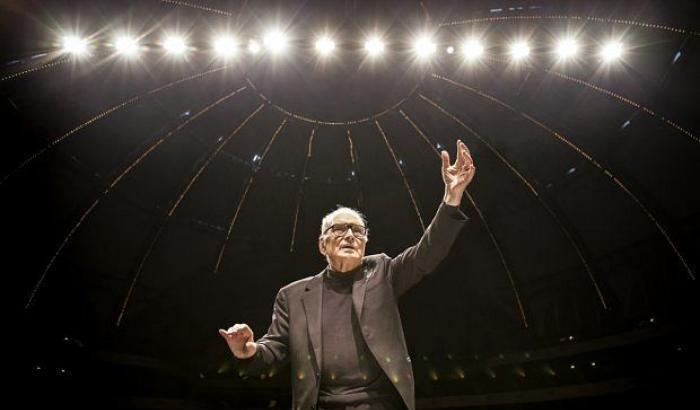 Un anno crudele si porta via Ennio Morricone, addio Maestro