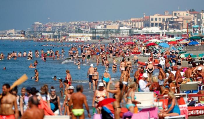 Chiede al vicino di rispettare il distanziamento: ragazza picchiata sulla spiaggia di Ostia