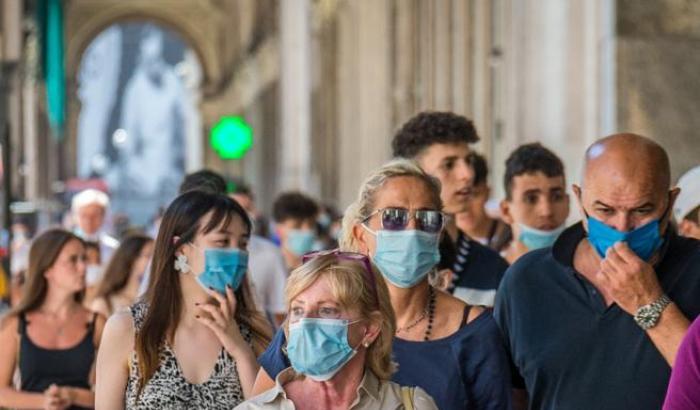 Covid-19: 463 i nuovi positivi, 116 in più di ieri. Boom di giovani contagiati in Toscana