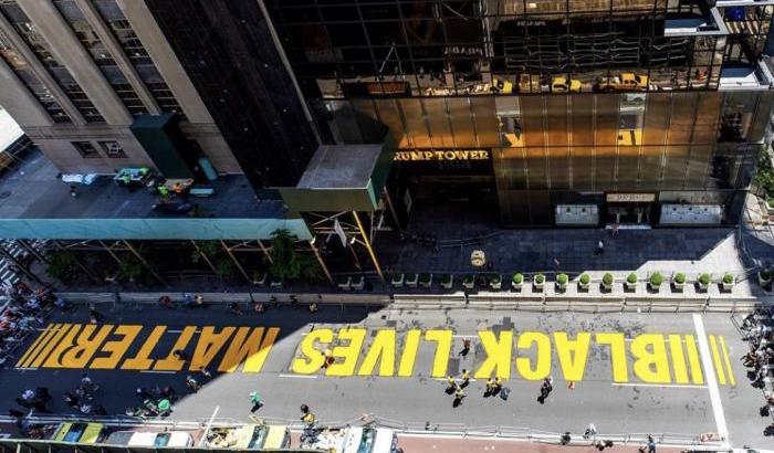 Black live matter sotto la torre di Trump