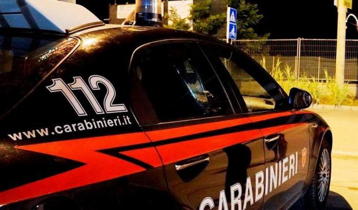 Madre lancia la figlia di 15 mesi contro l'auto dell'ex amante: arrestata