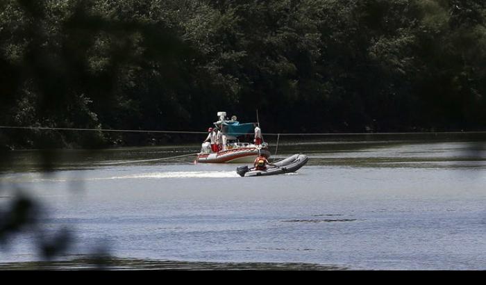 Un elicottero cade nel Tevere: si cercano i dispersi