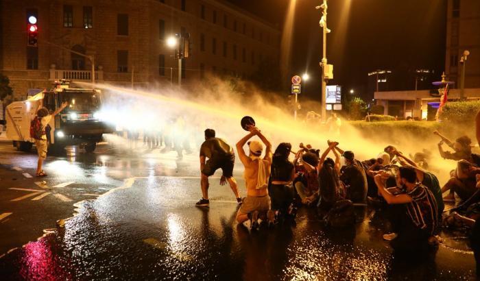 In Israele, Bibi Netanyahu reprime la protesta, ma la piazza resiste