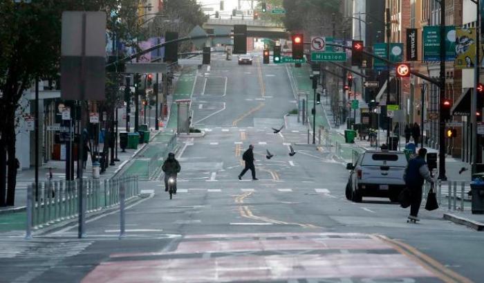 Gli effetti del negazionismo negli Usa: ci sono oltre 60mila casi al giorno, la California richiude tutto