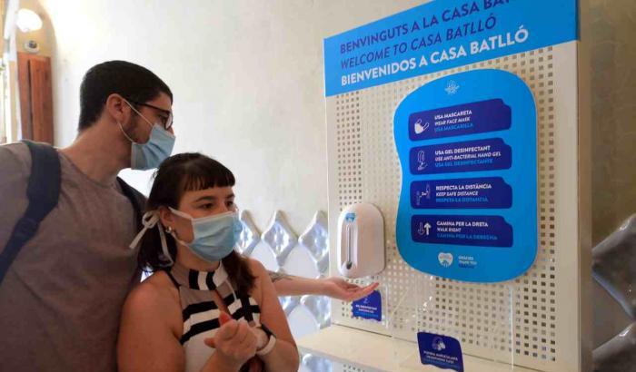 Contagi fuori controllo in Catalogna: "Troppi casi, non uscite"