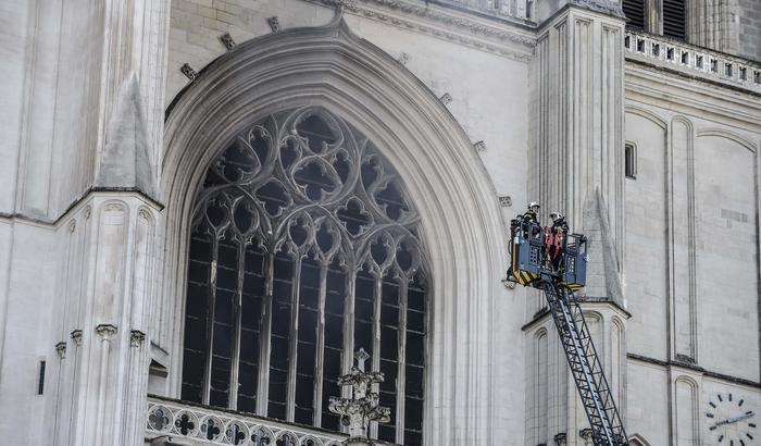 Spento l'incendio nella cattedrale di Nantes, la Procura: "È stato doloso"