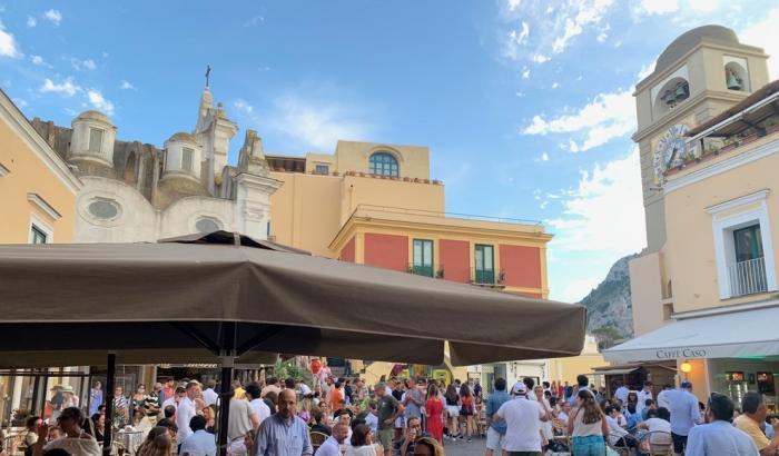 Movida fuori controllo, a Capri mascherine obbligatorie anche all'aperto