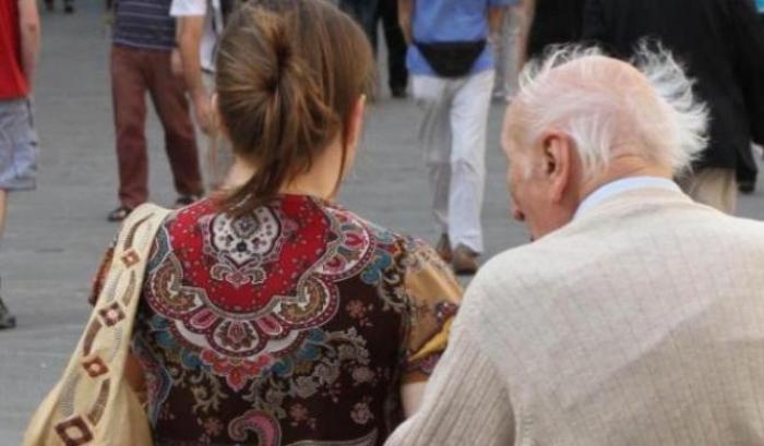 Tenta di violentare la badante, ma il giornale la butta sul ridere: "89 anni e non sentirli"