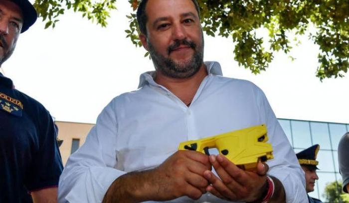 Il Viminale blocca i taser alla polizia: ritiro immediato delle pistole elettriche (volute da Salvini)