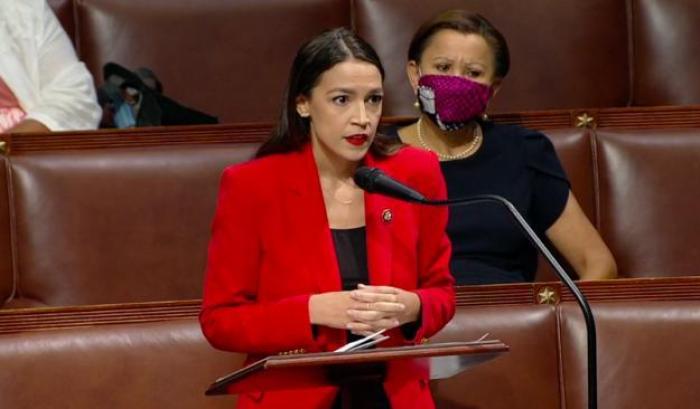 La risposta da applausi di Alexandria Ocasio-Cortez al repubblicano che le ha dato della putt*na