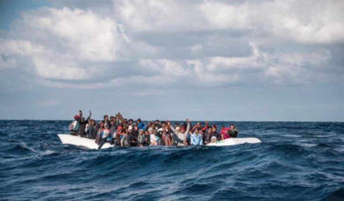 Moonbird avvista un gommone con 110 persone a bordo: "La gente è nel panico e chiede aiuto"