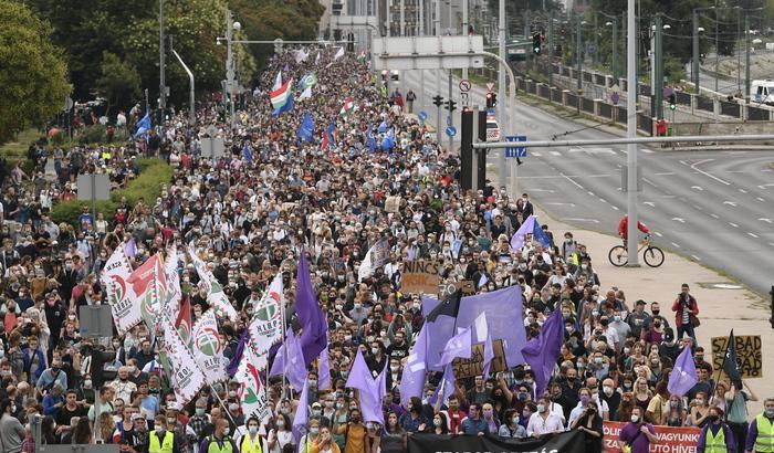 L'Ungheria sempre più imbavagliata: migliaia in piazza per la libertà di stampa