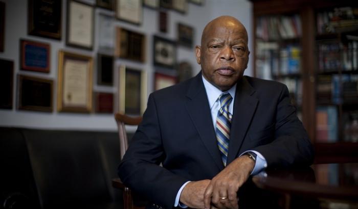 John Lewis attraversa per l'ultima volta il ponte di Selma