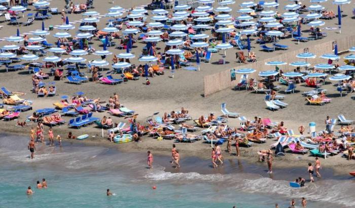 Cerca di vendere un bambino in spiaggia, un bagnante lo fa arrestare