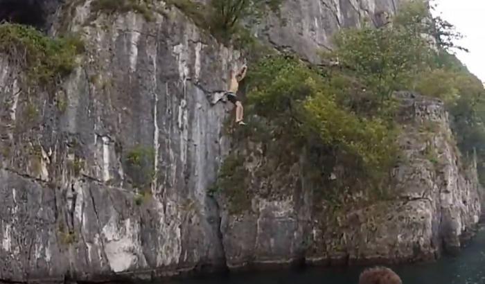 Tragedia a Mandello, si tuffa per scattarsi una foto: 26enne muore nel lago