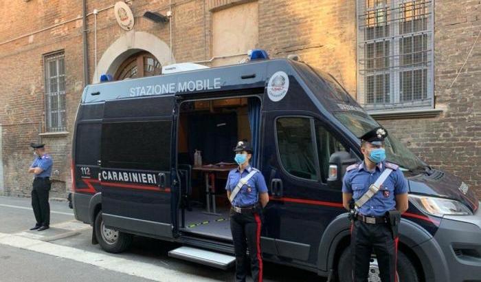 Carabinieri davanti alla caserma di Piacenza sotto sequestro