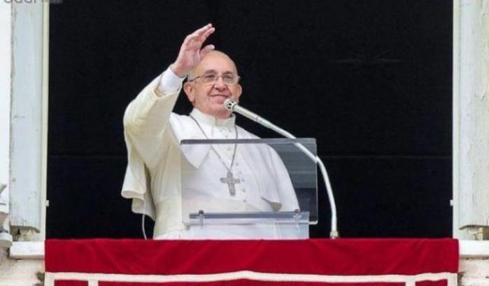 Il Papa all'Angelus: "Dio chiederà conto dei morti durante i viaggi della speranza"