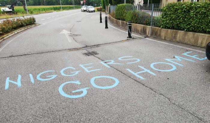 "Neg*i andate a casa": la scritta razzista comparsa davanti un'azienda nel veneziano