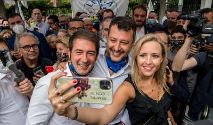 Salvini, l'uomo dei selfie senza mascherina: "I migranti se ne fottono delle regole"