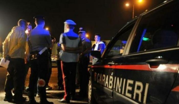 Furia omofoba di un branco, insegue un gruppo di ragazzi fin dentro casa e li massacra di botte