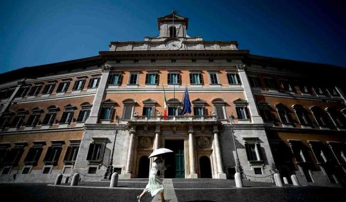 Guadagnano 12 mila euro al mese: 5 deputati hanno chiesto all'Inps il bonus da 600 euro